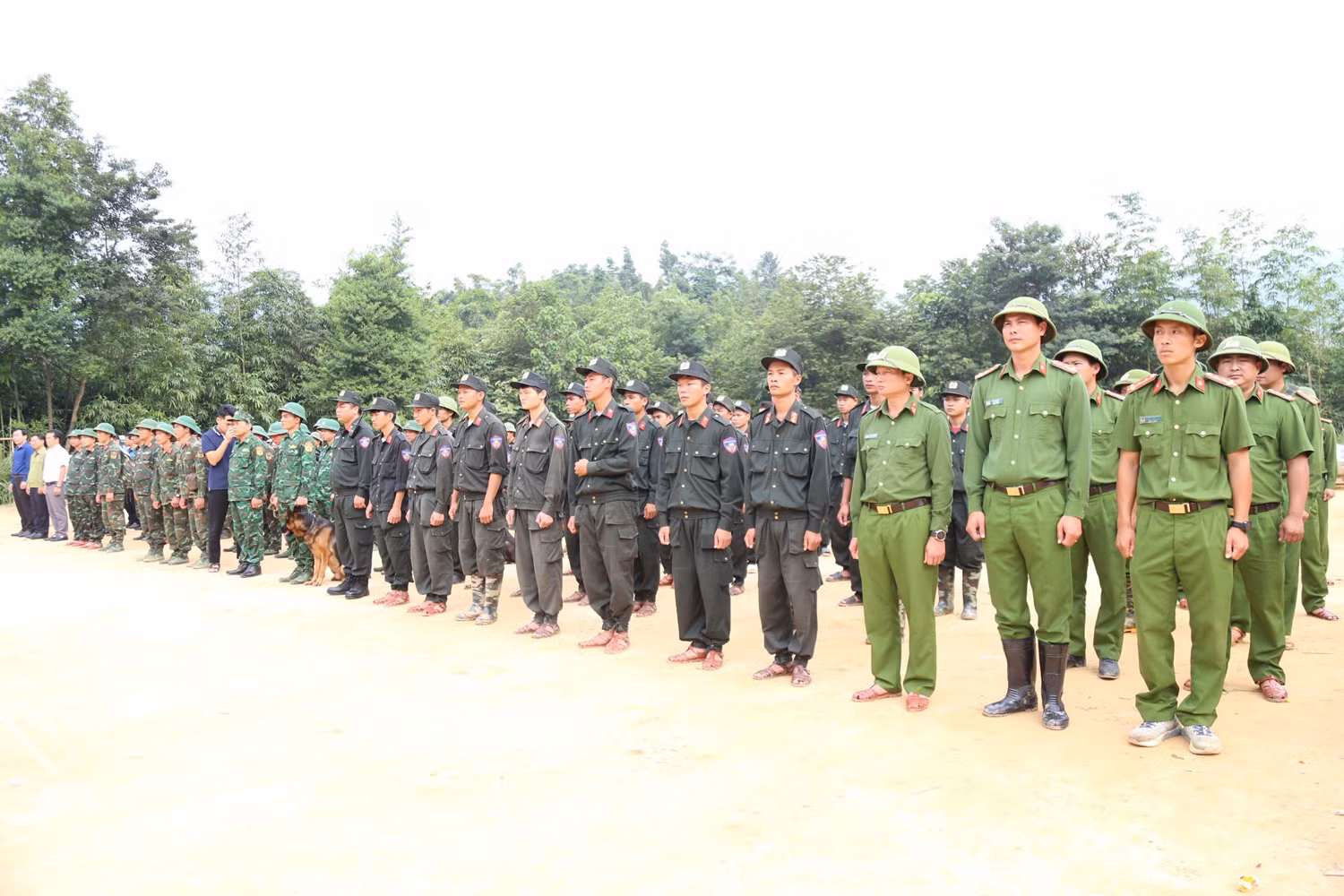 Chia tay lực lượng tìm kiếm cứu hộ, cứu nạn rời Nậm Tông -2