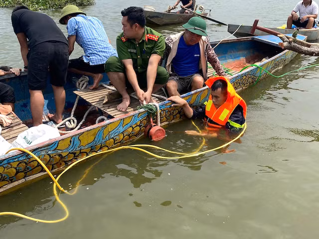 Cứu nạn, cứu hộ xe ô tô bị rơi xuống nước tại khu Bến Vôi, xã Cấn Hữu, huyện Quốc Oai -0