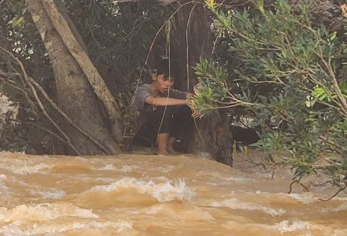 Công an thông tin chính thức vụ nam thanh niên mắc kẹt 8 ngày giữa lũ dữ -0