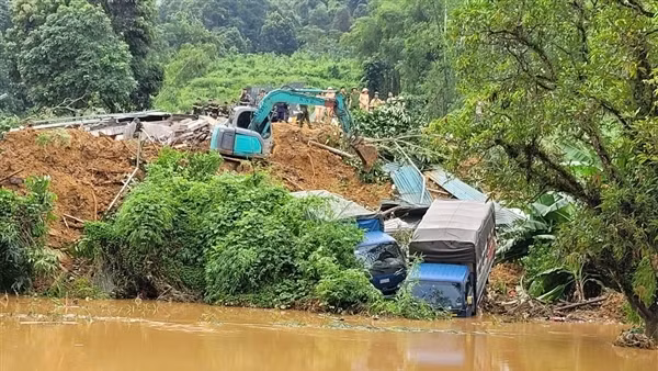 Công an Hà Giang chạy đua với thời gian để tìm kiếm nạn nhân trong vụ sạt lở đất