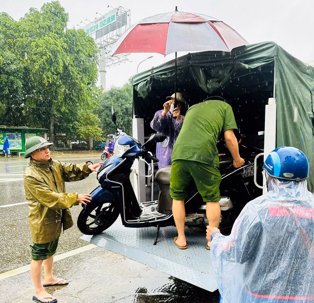 Công an TP Vinh hỗ trợ người dân và phương tiện tại các địa điểm bị ngập sâu -3