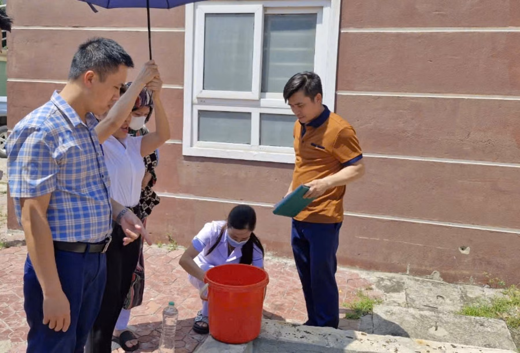  59 người dân bị tiêu chảy trong một chung cư, lực lượng chức năng lấy mẫu xét nghiệm nguồn nước -0