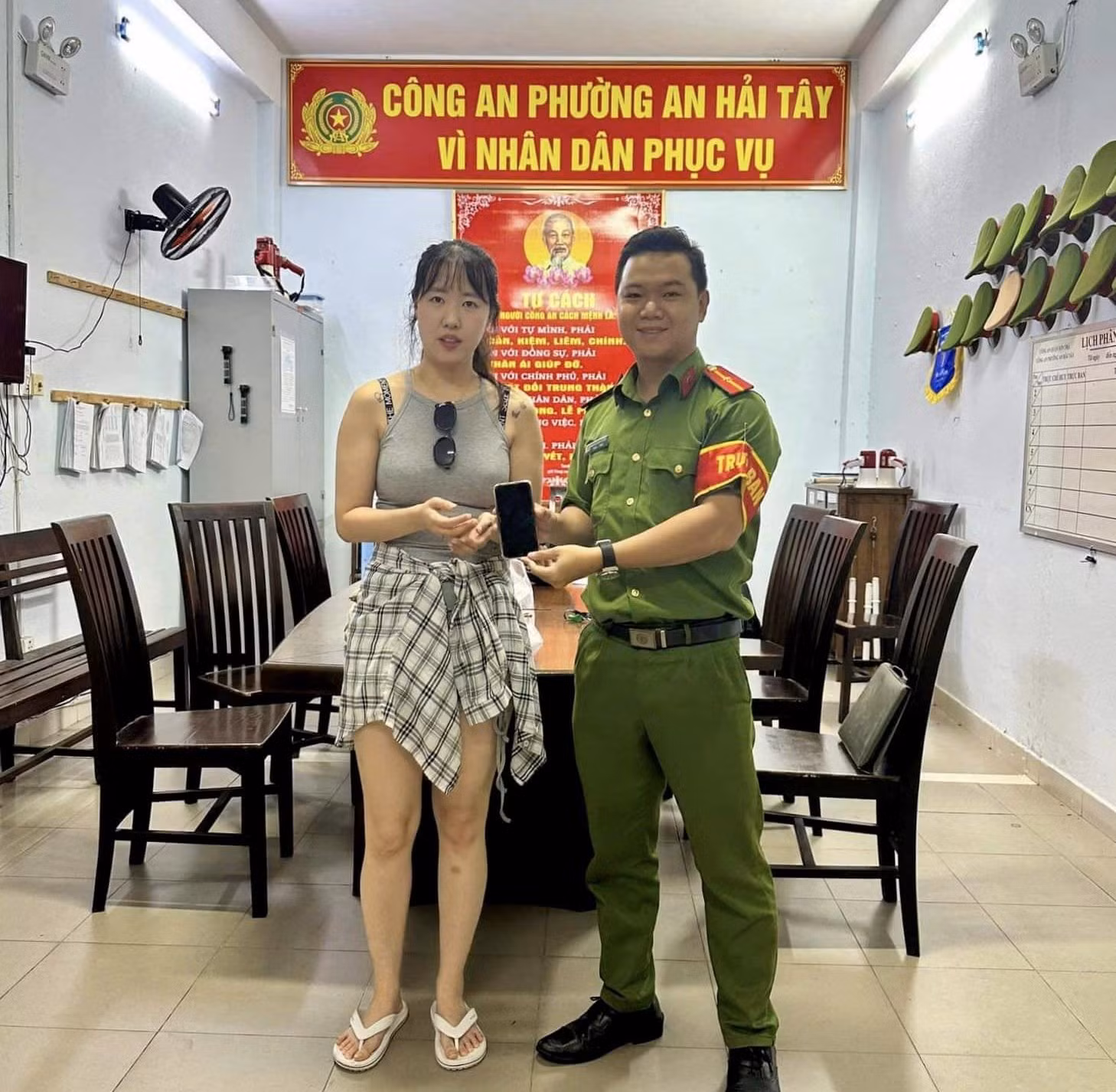 Du khách nước ngoài liên tiếp gửi thư cảm ơn Công an phường đã tìm lại được tài sản bị thất lạc -1