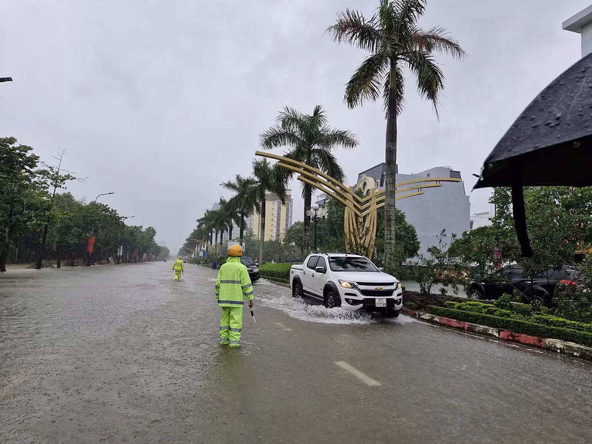 Công an TP Vinh hỗ trợ người dân và phương tiện tại các địa điểm bị ngập sâu -0
