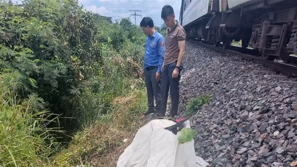 Hai vụ tai nạn liên tiếp do người đi bộ bất cẩn bị tàu SE8 tông tử vong
