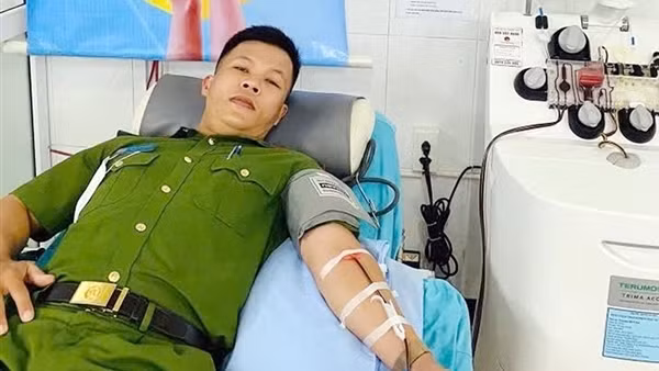 Cán bộ Công an xung kích hiến máu hiếm cứu người