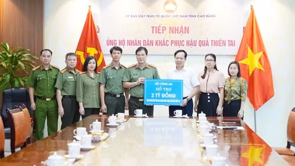Bộ Công an trao hỗ trợ 2 tỷ đồng cho tỉnh Cao Bằng