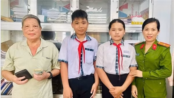 Hai học sinh trả lại gần 11 triệu đồng cho người đánh rơi