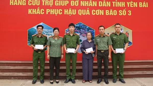 Báo CAND trao các phần quà trị giá 400 triệu đồng của các nhà hảo tâm hỗ trợ người dân Yên Bái