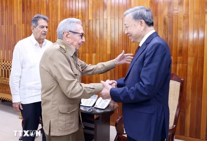 Tổng Bí thư, Chủ tịch nước Tô Lâm chào Lãnh tụ cách mạng, Đại tướng Raul Castro -0