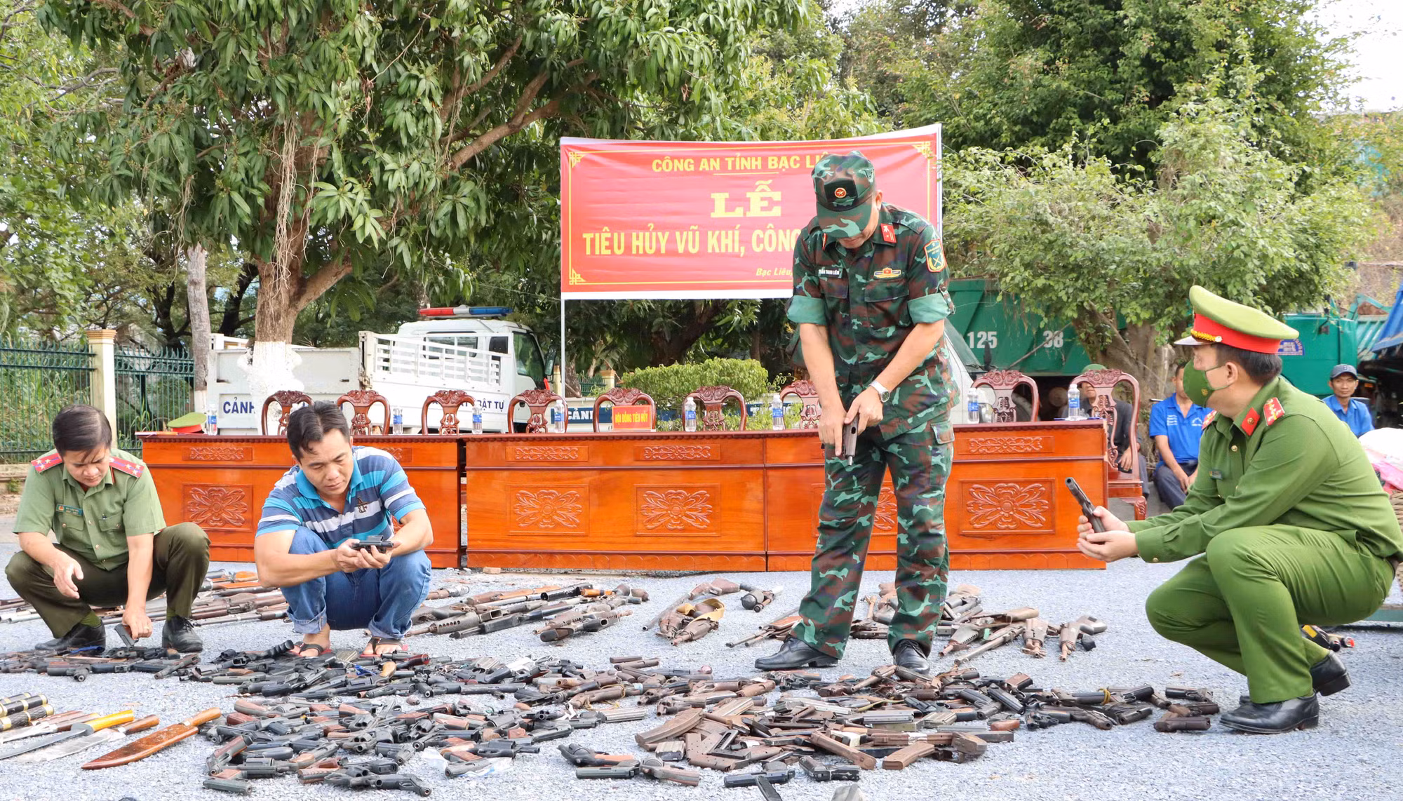 Công an Bạc Liêu thu hồi hàng trăm vũ khí, vật liệu nổ, công cụ hỗ trợ -0