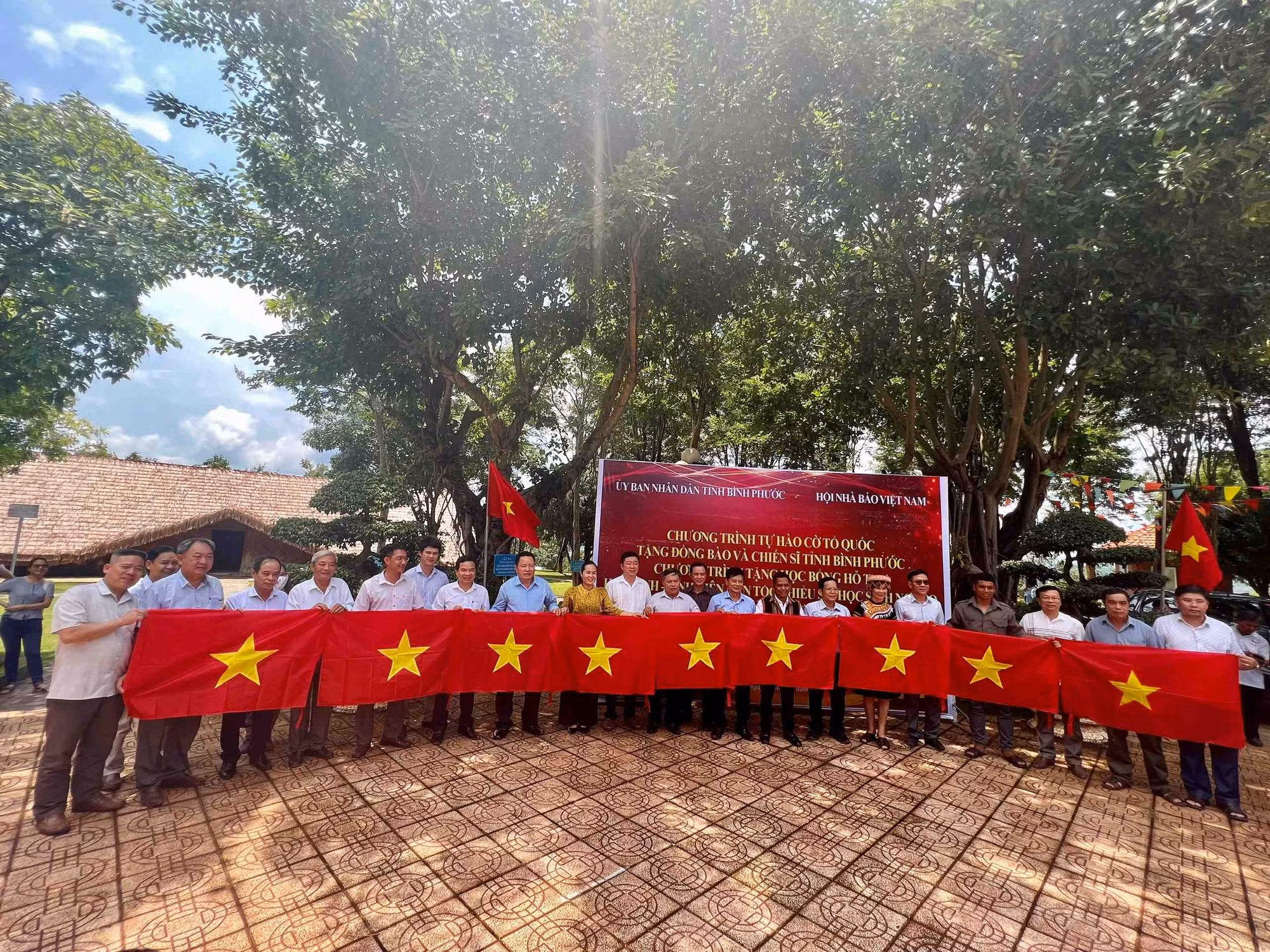 Tặng bò cho hộ nghèo, trao học bổng cho học sinh và trồng cây xanh ở Bình Phước -0
