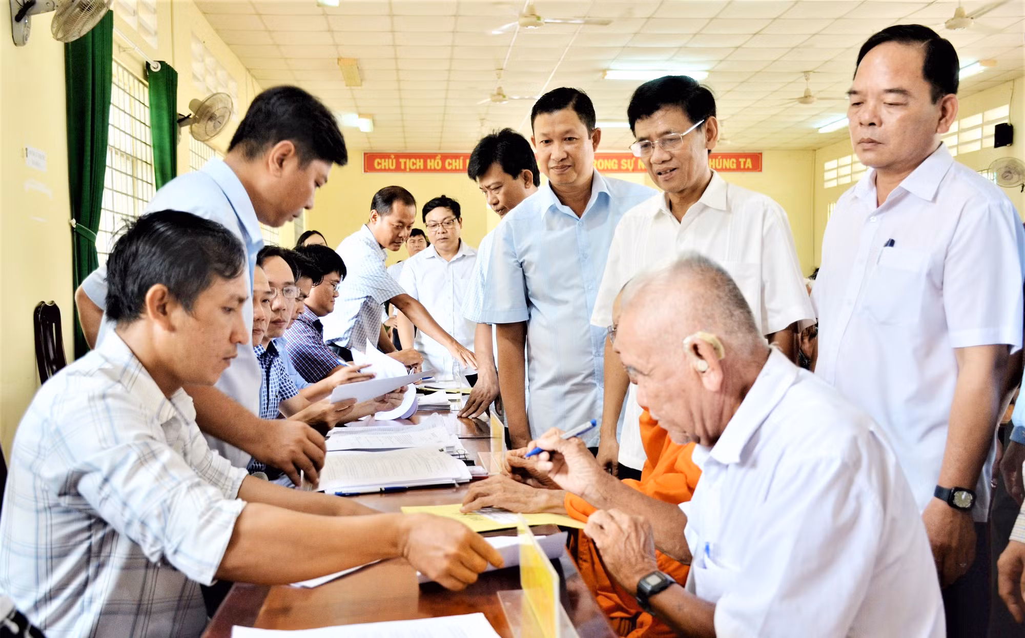 Người dân phấn khởi nhận tiền bồi thường dự án đường cao tốc -0