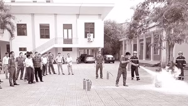 Tặng thiết bị phòng cháy, chữa cháy cho hộ nghèo