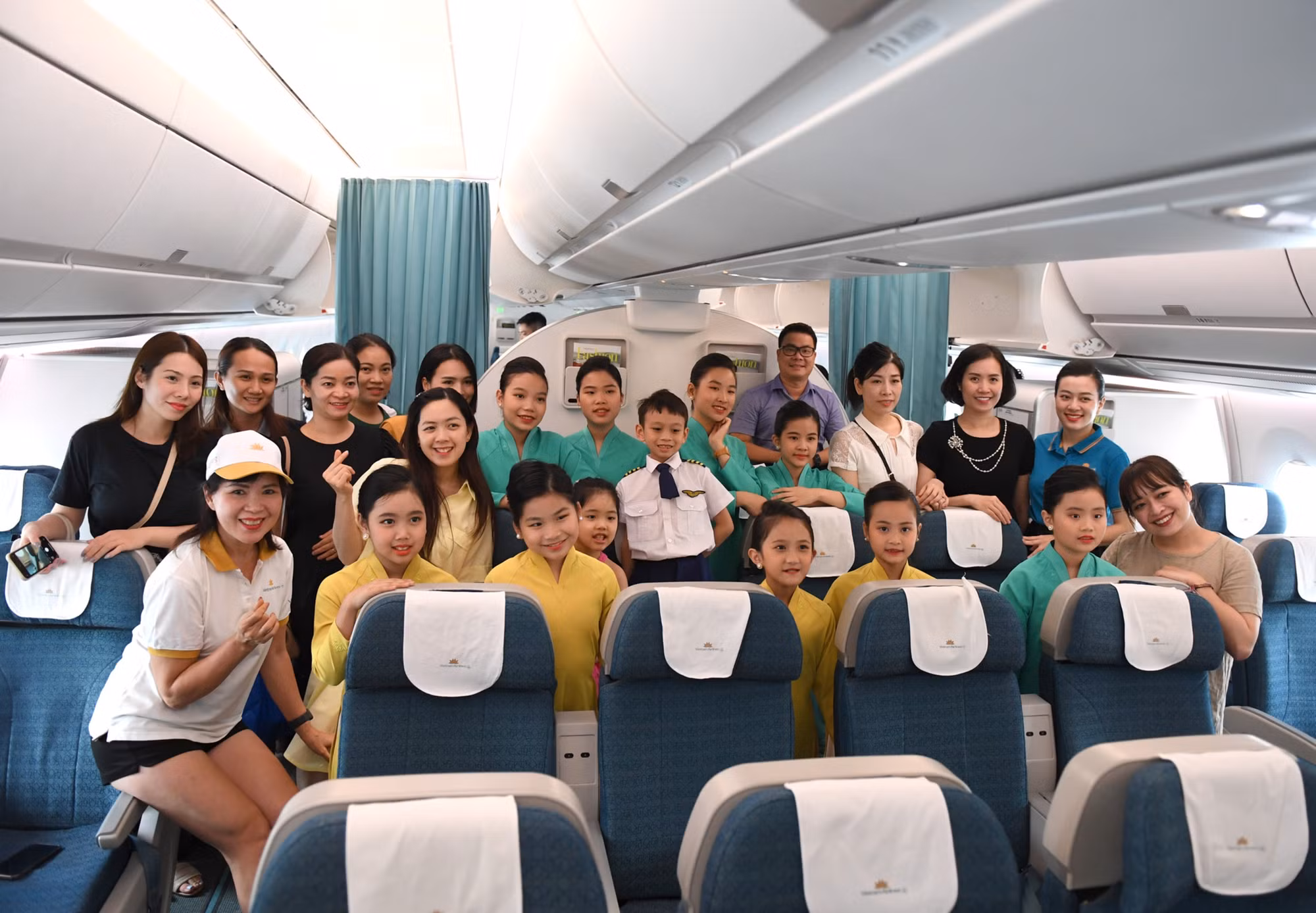Chuyến bay đặc biệt với phi hành đoàn “nhí” -0