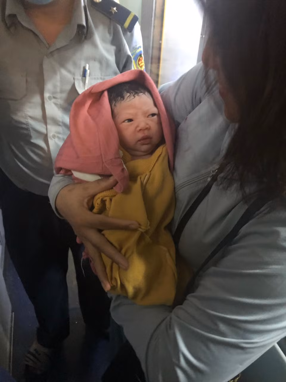 Đỡ đẻ thành công sản phụ sinh con trên tàu -0