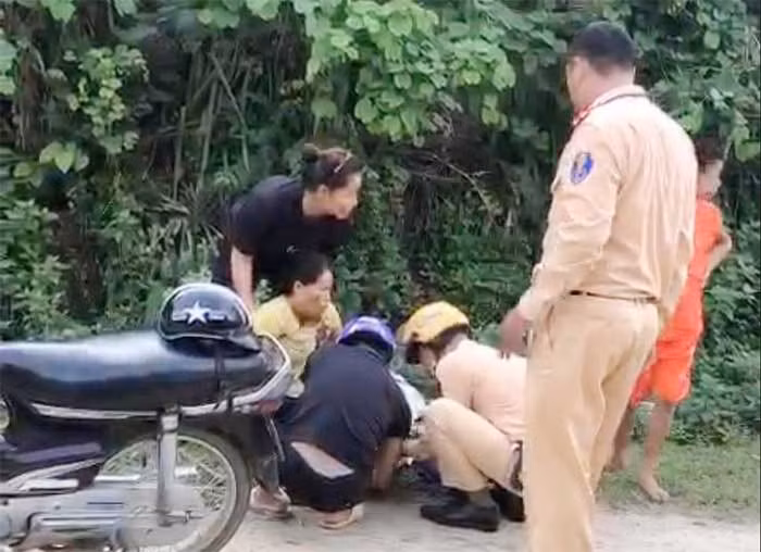 CSGT Sơn La hóa “bà đỡ” giúp sản phụ sinh con ngay bên đường -0