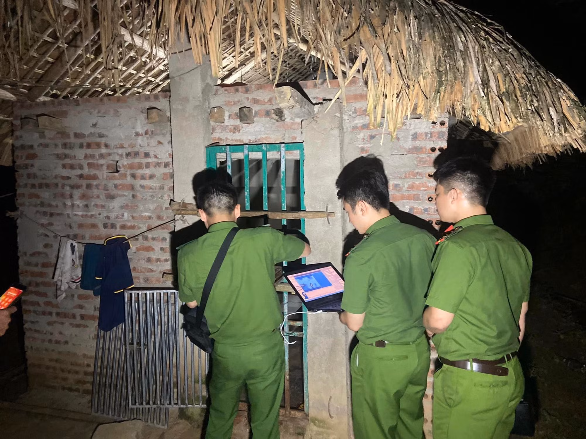 Công an huyện Bảo Yên ngày đêm bám bản cấp CCCD cho người dân -0