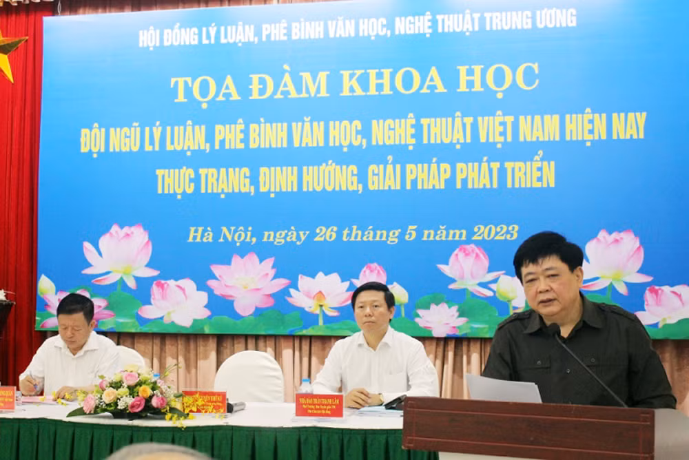 phê bình 2.jpg -1