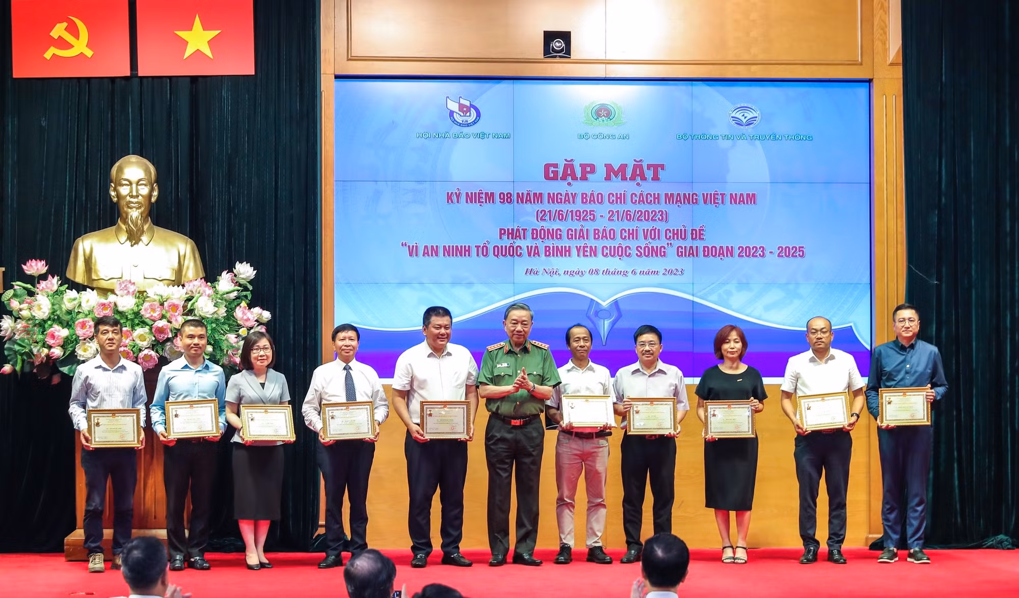 Luôn xứng đáng là những chiến sĩ kiên cường trên mặt trận tư tưởng - văn hoá. -0