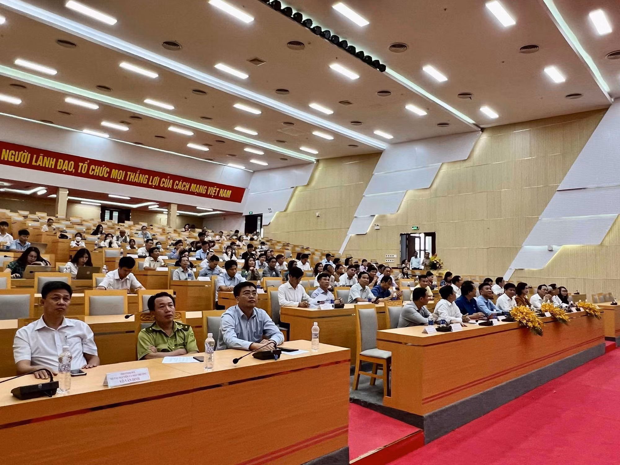 Hội nhà báo Việt Nam trao cờ Tổ quốc, học bổng và trồng cây tại tỉnh Bình Phước -0
