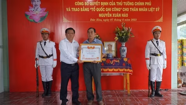 Trao Bằng Tổ quốc ghi công cho thân nhân Liệt sĩ Nguyễn Xuân Hào