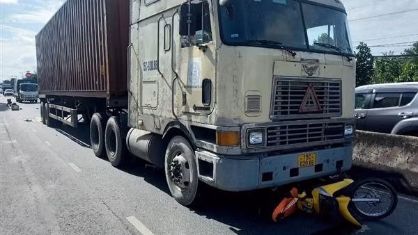 Va chạm với xe đầu kéo, người phụ nữ tử vong tại chỗ