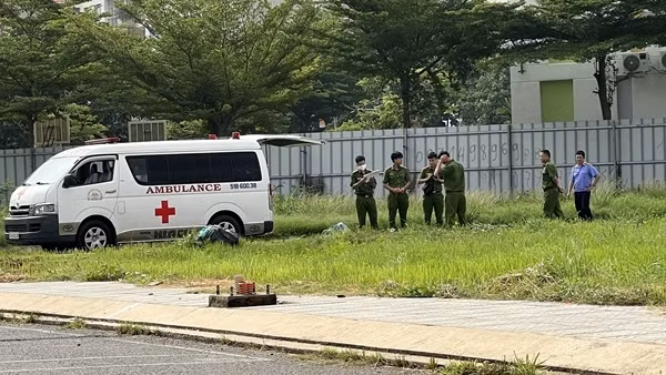 Xác chết cháy đen trong bãi đất trống là do tự thiêu