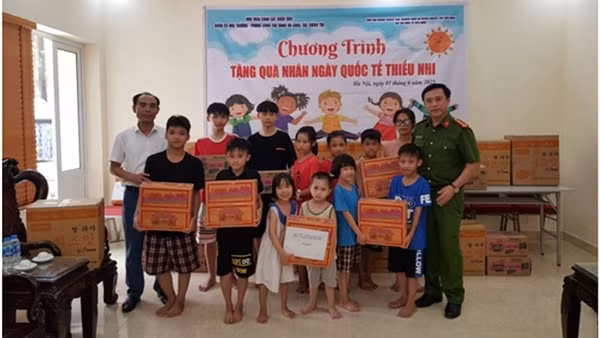 Học viện CSND tặng quà trẻ khuyết tật, mồ côi và người già cô đơn