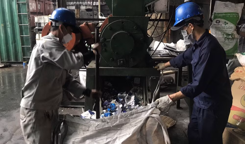 Tiêu huỷ hàng chục ngàn bao thuốc lá nhập lậu