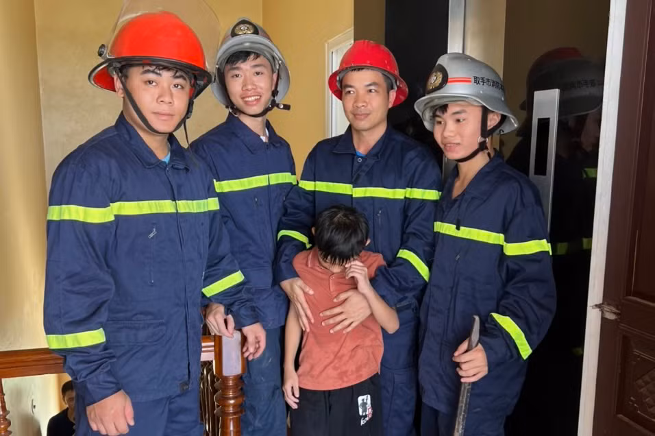 Giải cứu cháu bé mắc kẹt trong thang máy do sự cố mất điện -0