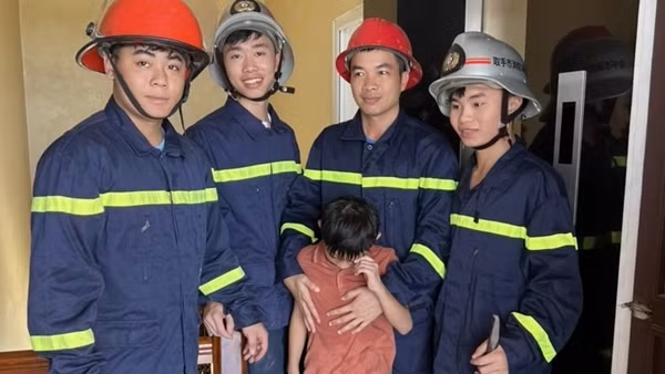 Giải cứu cháu bé mắc kẹt trong thang máy do mất điện