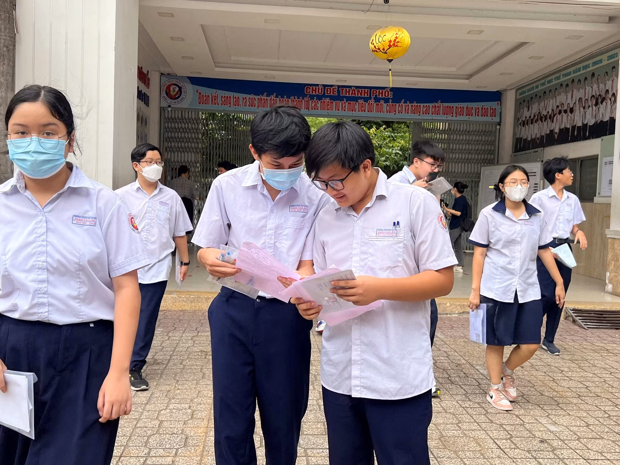 Thí sinh cười tươi sau làm bài môn Ngoại ngữ kỳ thi lớp 10 tại TP Hồ Chí Minh -0