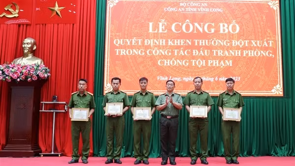 Vĩnh Long khen thưởng các tập thể, cá nhân khám phá vụ buôn lậu thuốc lá lớn