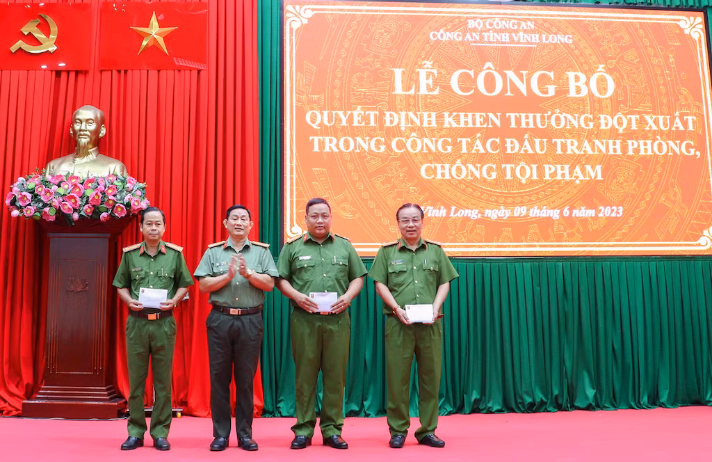 đại tá phan ngọc tính - phó giám đốc công an tỉnh thưởng nóng cho các tập thể.jpg -0