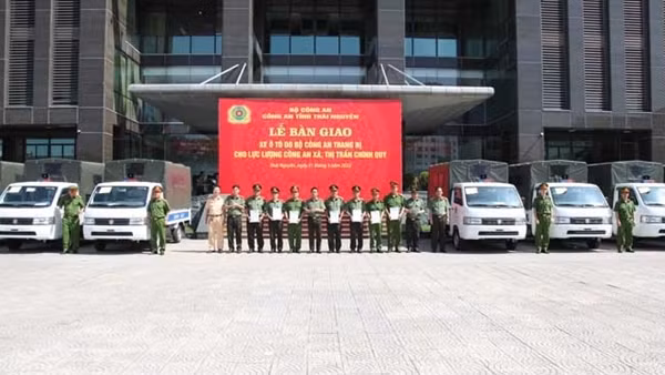 Thái Nguyên: Bàn giao ô tô tuần tra cho 32 công an xã, thị trấn