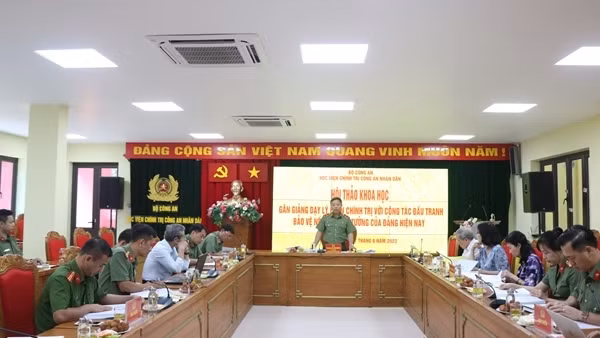 Gắn giảng dạy lý luận chính trị với nhiệm vụ bảo vệ nền tảng tư tưởng của Đảng