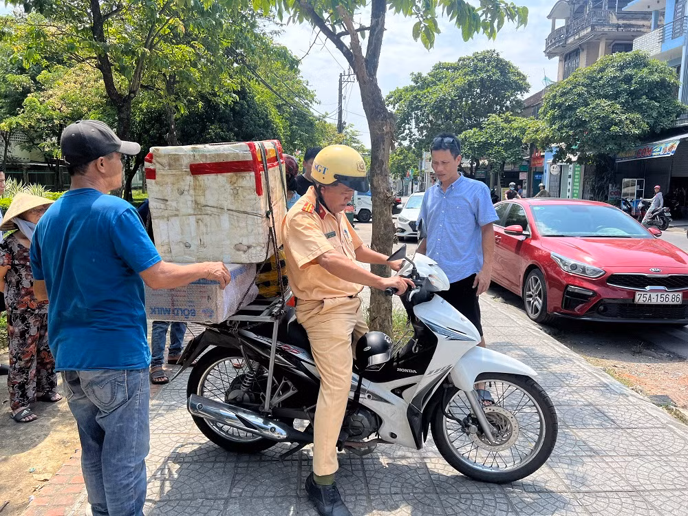2 cán bộ Công an kịp thời cứu shipper gặp nạn khi giao hàng -0