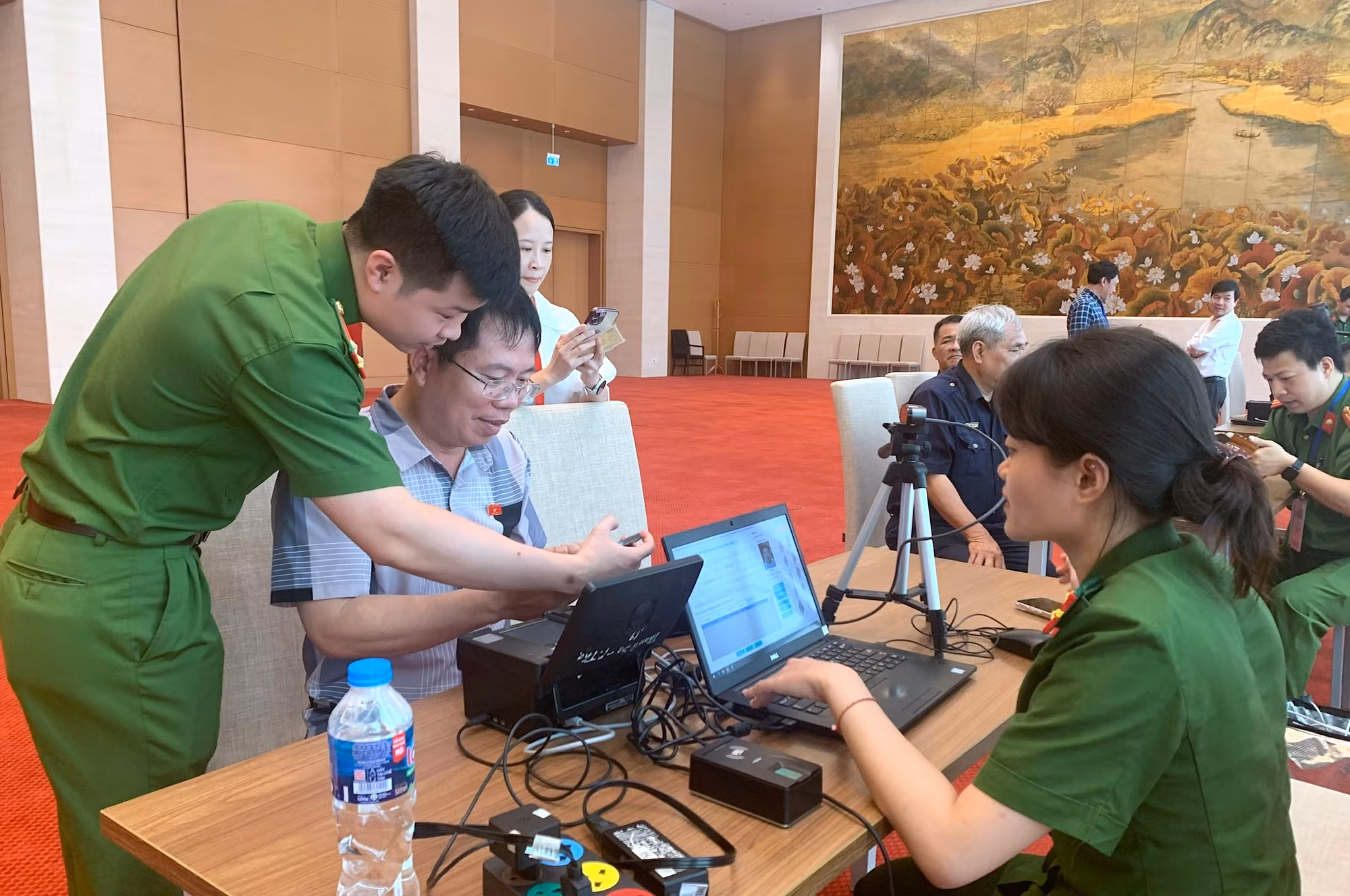 Đại biểu Quốc hội được cấp định danh điện tử ngay tại nơi diễn ra kỳ họp -0