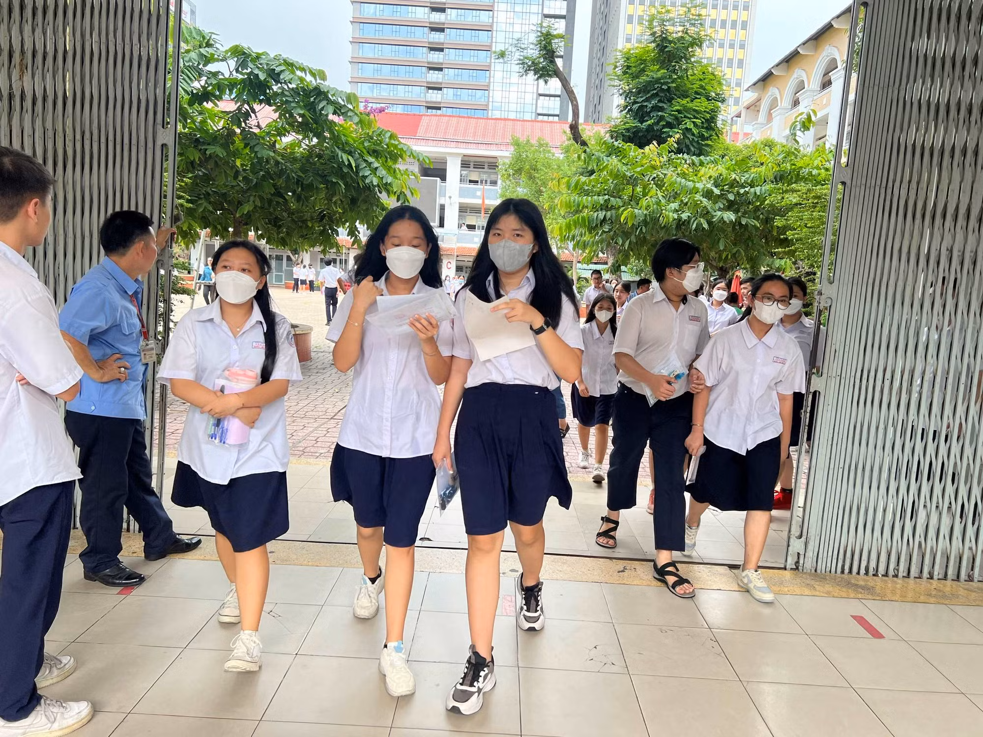 Thí sinh cười tươi sau làm bài môn Ngoại ngữ kỳ thi lớp 10 tại TP Hồ Chí Minh -0