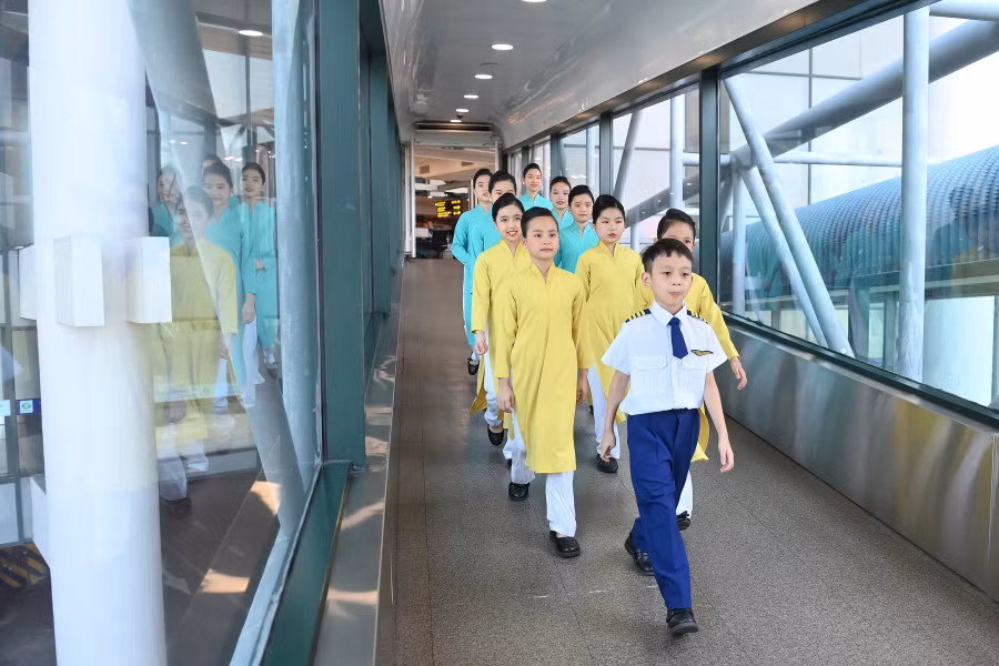 Chuyến bay đặc biệt với phi hành đoàn “nhí” -0