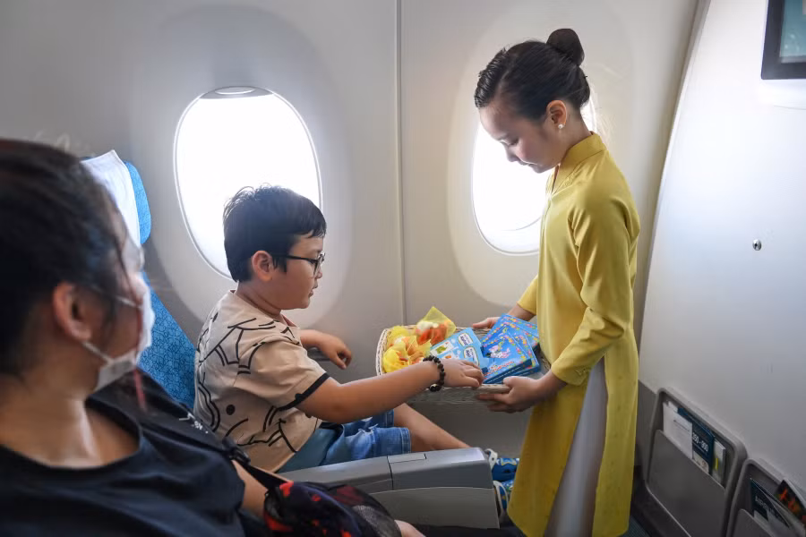 Chuyến bay đặc biệt với phi hành đoàn “nhí” -0