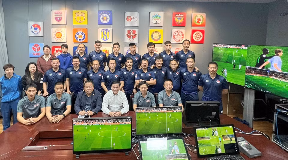 Đưa VAR vào V-League: Còn lắm gian nan -0