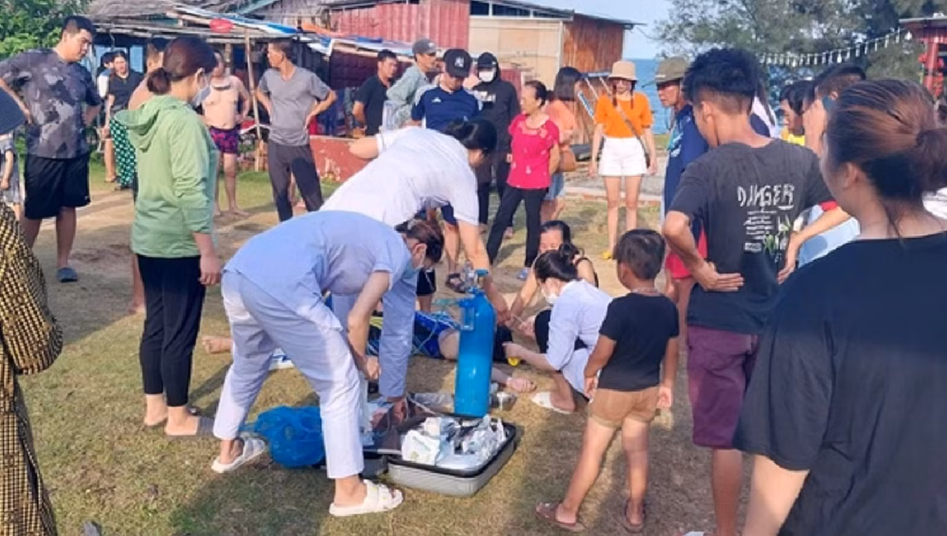 4 nữ nạn nhân cao tuổi đuối nước ở biển Quan Lạn, 1 người tử vong -0