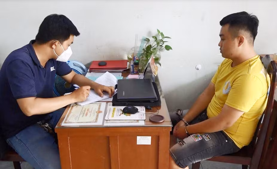 Vờ mua hàng rồi giật dây chuyền của chủ tiệm tạp hóa -0