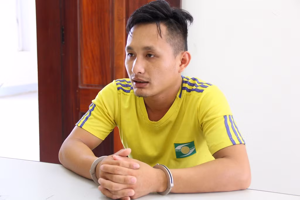 Lao xe đâm móp xe cảnh sát rồi bỏ trốn -0