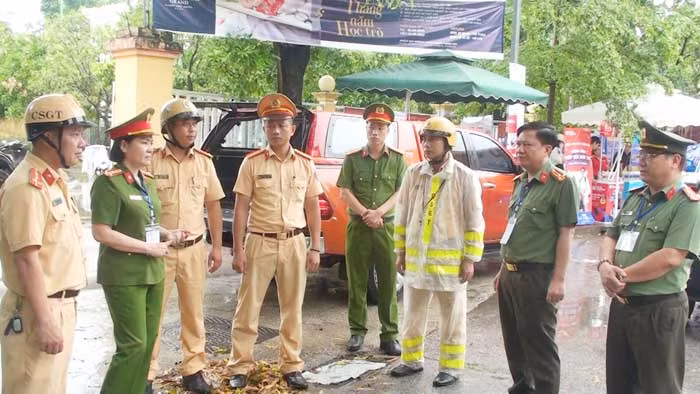 Lực lượng Công an đồng hành cùng thí sinh vượt “vũ môn” -1