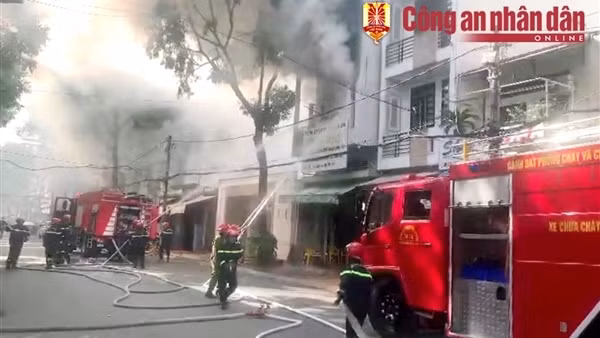 Kịp thời dập tắt đám cháy ở trung tâm TP Cần Thơ lúc sáng sớm