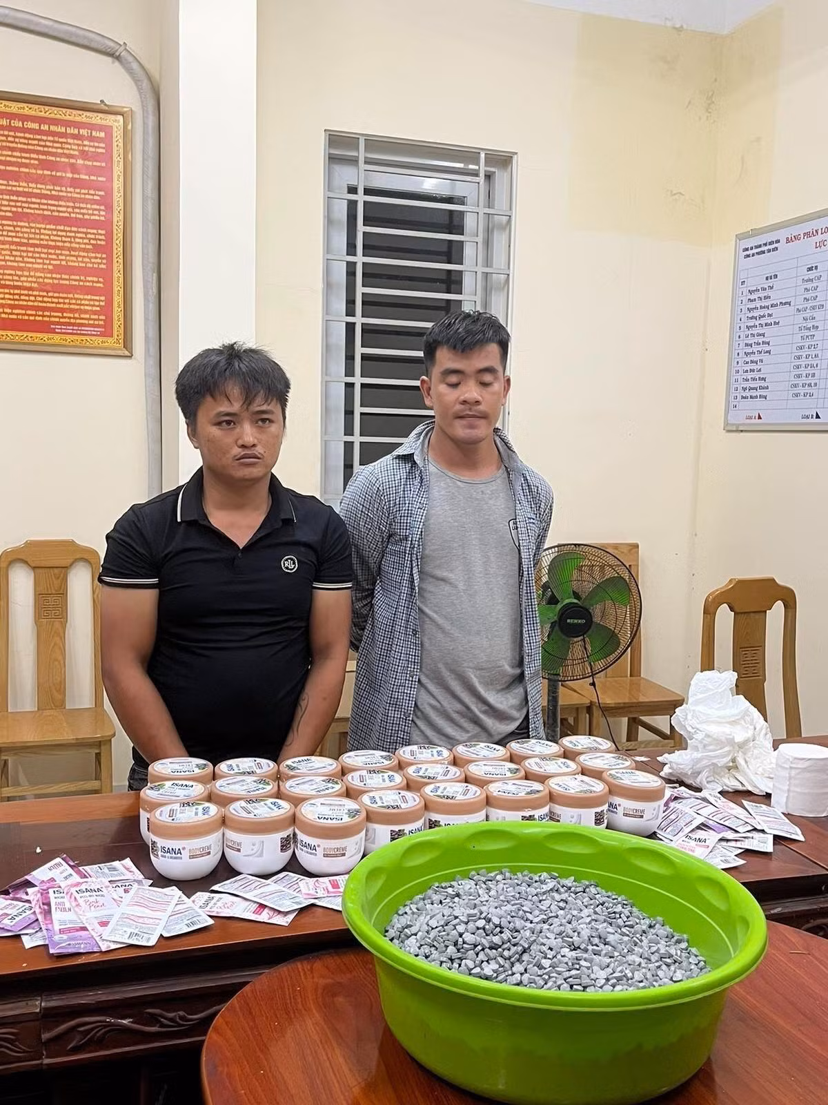 Triệt phá đường dây vận chuyển 6,8kg ma túy qua đường hàng không -0
