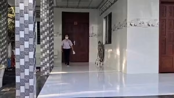 Thiếu tá Công an kịp thời chở thí sinh về nhà lấy giấy tờ để quay lại trường thi